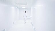 Impression cleanroom; Person walking in clean room