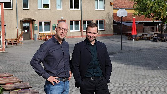 Headmaster Maik Poser (left) and our CTO Dr Klaus Bergner (right)