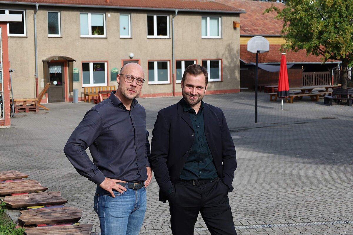 Schuldirektor Maik Poser (links) und unser CTO Dr. Klaus Bergner (rechts)