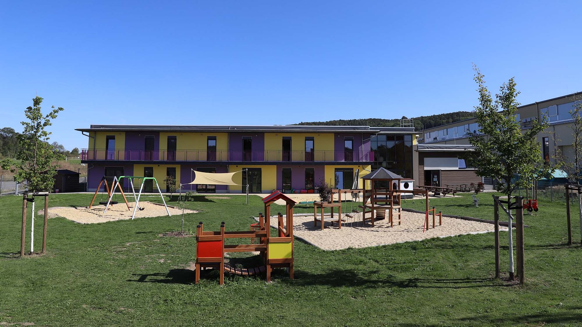BuFaZ Gebäude mit dem Spielplatz des Kindergartens