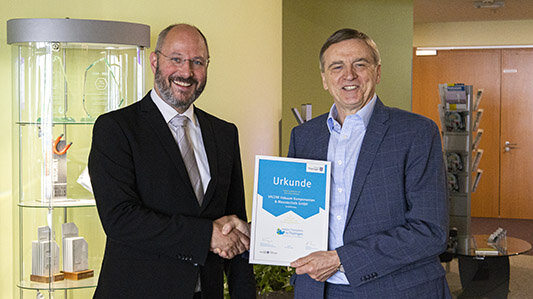 Jens Bergner erhält aus den Händen von LEG-Prokurist Dr. Arnulf Wulff die Urkunde „Hidden Champions – Thüringer Weltmarktführer und Technologieführer“.