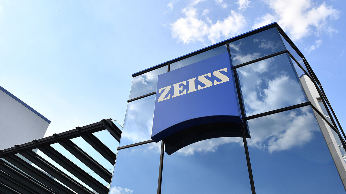 Logo der Firma ZEISS am Hauptgebäude