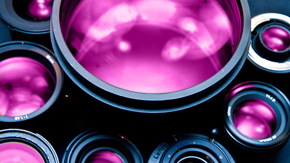 https://commons.wikimedia.org/wiki/File:Photographic_lenses_front_view.jpg Hochvakuum; 8 Kameraobjektive mit violettem Glas