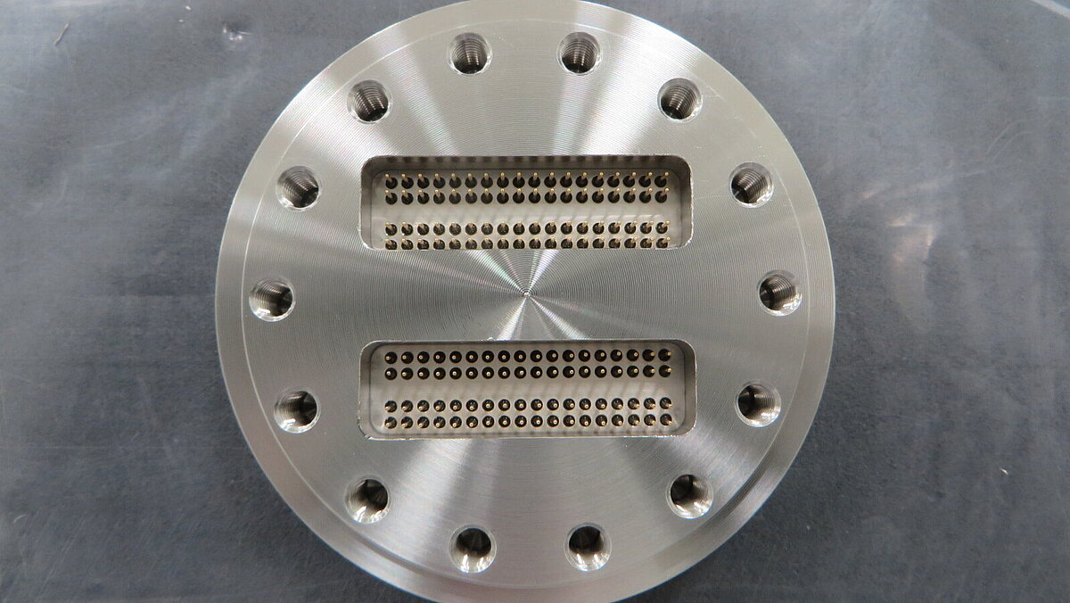 Special flange for CHARM detector