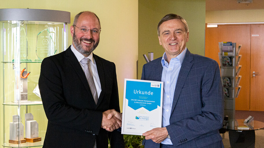 Jens Bergner receives the certificate "Hidden Champions - Thuringia's world market and technology leaders" from LEG procurator Dr. Arnulf Wulff.