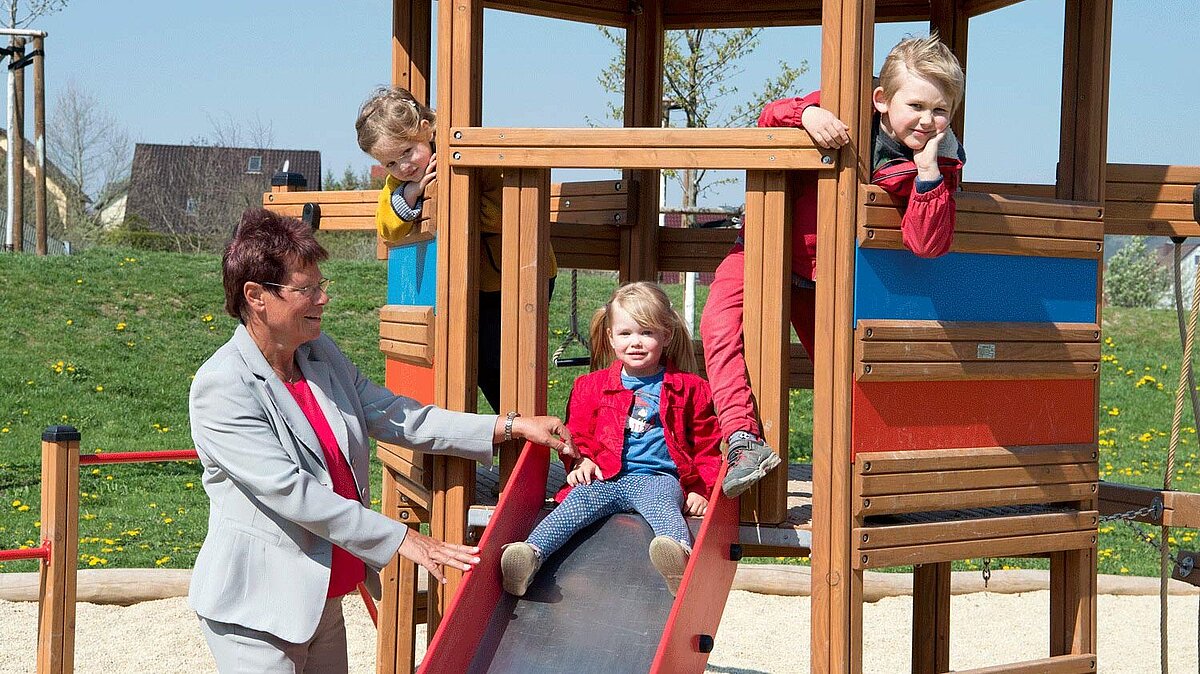 Firmengründerin Dr. Ute Bergner mit Kindern auf dem Spielplatz
